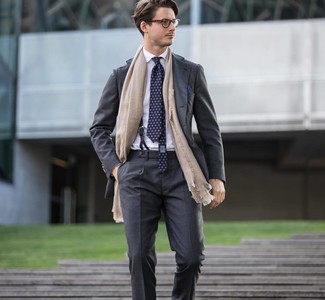 Hellbeige Baumwollschal kombinieren – 4 Herren Outfits