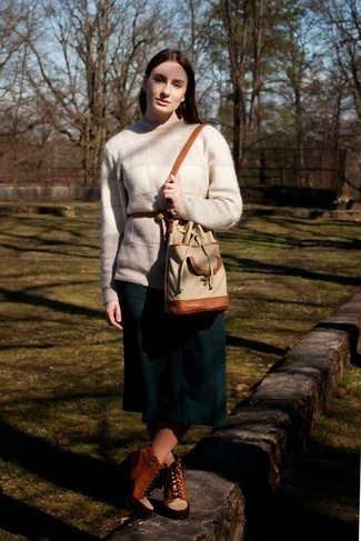 Hellbeige Pullover mit einem Rundhalsausschnitt kombinieren – 105 Herbst Damen Outfits
