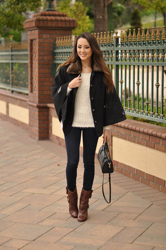 Hellbeige Pullover mit einem Rundhalsausschnitt kombinieren – 105 Herbst Damen Outfits