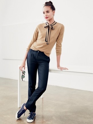 Hellbeige Pullover mit einem Rundhalsausschnitt kombinieren – 182 Damen Outfits