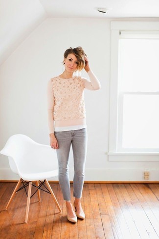 Hellbeige Pullover mit einem Rundhalsausschnitt kombinieren – 105 Herbst Damen Outfits