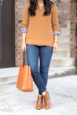 Hellbeige Pullover mit einem Rundhalsausschnitt kombinieren – 105 Herbst Damen Outfits