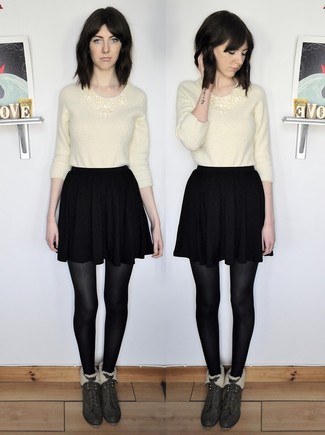 Hellbeige Pullover mit einem Rundhalsausschnitt kombinieren – 105 Herbst Damen Outfits