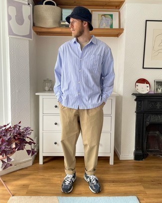 Welche Sportschuhe mit hellbeige T-Shirts mit einem Rundhalsausschnitt zu tragen – 85 Herren Outfits