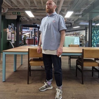 Welche Sportschuhe mit hellbeige T-Shirts mit einem Rundhalsausschnitt zu tragen – 85 Herren Outfits