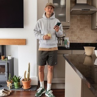 Welche Sportschuhe mit hellbeige T-Shirts mit einem Rundhalsausschnitt zu tragen – 30 Lässige Herren Outfits