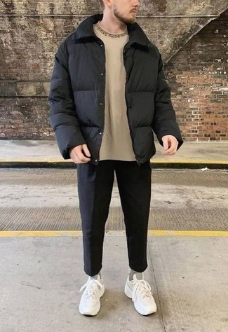 20 Jährige: Welche Sportschuhe mit hellbeige T-Shirts mit einem Rundhalsausschnitt zu tragen – 30 Herren Outfits