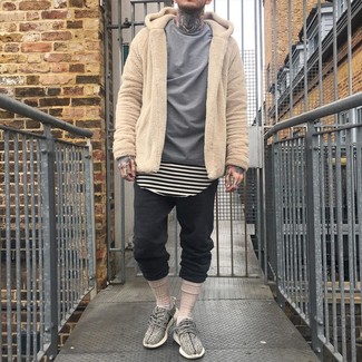 20 Jährige: Welche Sportschuhe mit hellbeige T-Shirts mit einem Rundhalsausschnitt zu tragen – 30 Herren Outfits
