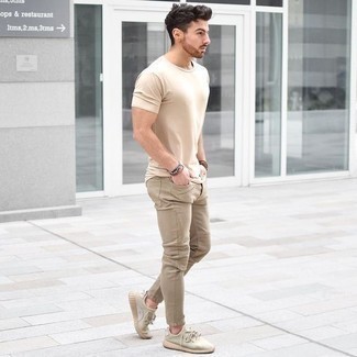 Welche Sportschuhe mit hellbeige T-Shirts mit einem Rundhalsausschnitt zu tragen – 85 Herren Outfits