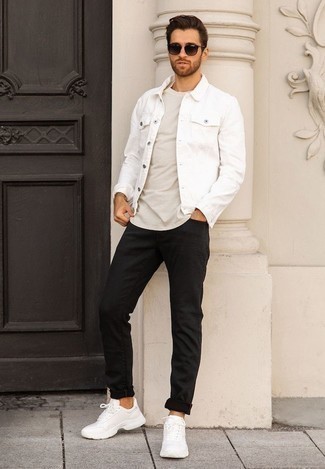 Welche Sportschuhe mit hellbeige T-Shirts mit einem Rundhalsausschnitt zu tragen – 85 Herren Outfits