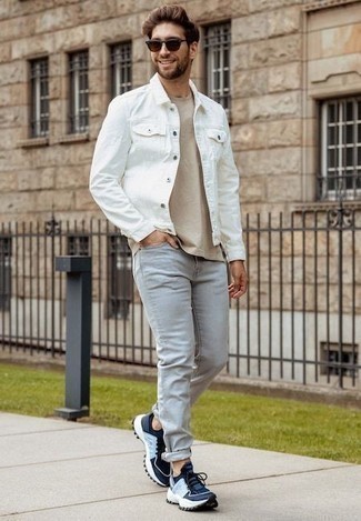 Welche Sportschuhe mit hellbeige T-Shirts mit einem Rundhalsausschnitt zu tragen – 85 Herren Outfits