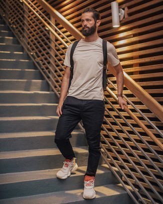 Welche Sportschuhe mit hellbeige T-Shirts mit einem Rundhalsausschnitt zu tragen – 85 Herren Outfits