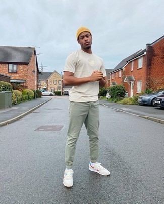 20 Jährige: Welche Sportschuhe mit hellbeige T-Shirts mit einem Rundhalsausschnitt zu tragen – 30 Herren Outfits
