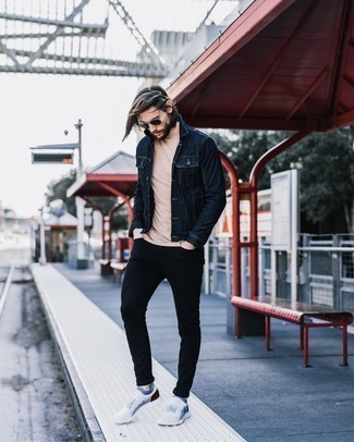 Welche Sportschuhe mit hellbeige T-Shirts mit einem Rundhalsausschnitt zu tragen – 85 Herren Outfits