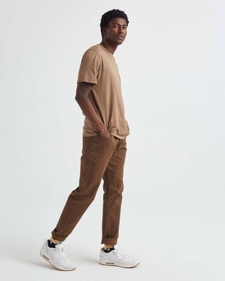 Welche Sportschuhe mit hellbeige T-Shirts mit einem Rundhalsausschnitt zu tragen – 30 Lässige Herren Outfits