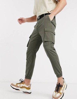 Welche Sportschuhe mit hellbeige T-Shirts mit einem Rundhalsausschnitt zu tragen – 85 Herren Outfits