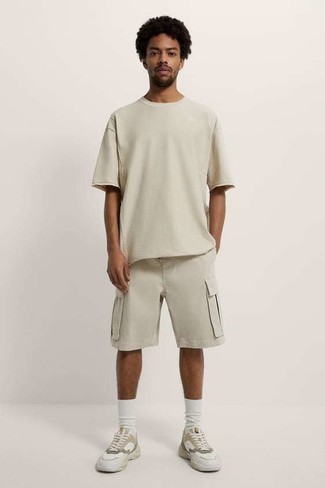 Welche Sportschuhe mit hellbeige T-Shirts mit einem Rundhalsausschnitt zu tragen – 30 Lässige Herren Outfits