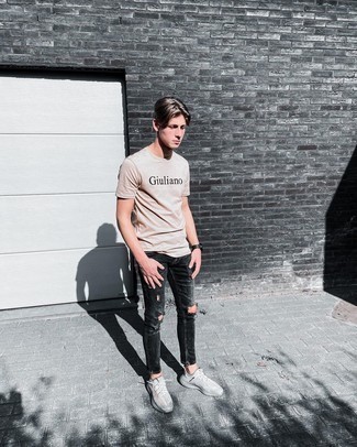 20 Jährige: Welche Sportschuhe mit hellbeige T-Shirts mit einem Rundhalsausschnitt zu tragen – 30 Herren Outfits