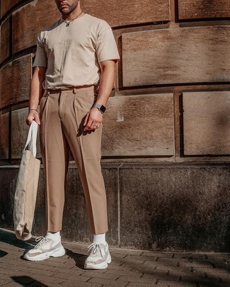 Welche Sportschuhe mit hellbeige T-Shirts mit einem Rundhalsausschnitt zu tragen – 85 Herren Outfits