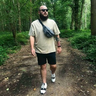 Welche Sportschuhe mit hellbeige T-Shirts mit einem Rundhalsausschnitt zu tragen – 85 Herren Outfits
