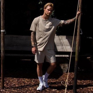 Welche Sportschuhe mit hellbeige T-Shirts mit einem Rundhalsausschnitt zu tragen – 30 Lässige Herren Outfits