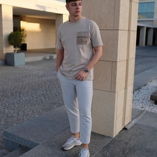 Welche Sportschuhe mit hellbeige T-Shirts mit einem Rundhalsausschnitt zu tragen – 85 Herren Outfits