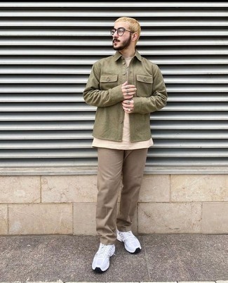20 Jährige: Welche Sportschuhe mit hellbeige T-Shirts mit einem Rundhalsausschnitt zu tragen – 30 Herren Outfits