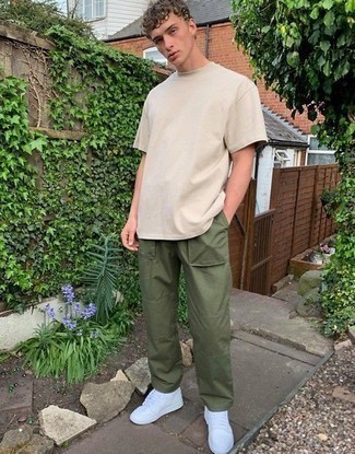 Hellbeige T-Shirt mit einem Rundhalsausschnitt kombinieren – 733+ Herren Outfits