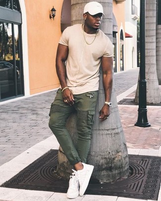 Hellbeige T-Shirt mit einem Rundhalsausschnitt kombinieren – 733+ Herren Outfits