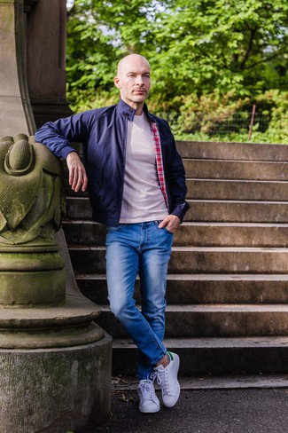Hellbeige T-Shirt mit einem Rundhalsausschnitt kombinieren – 733+ Herren Outfits