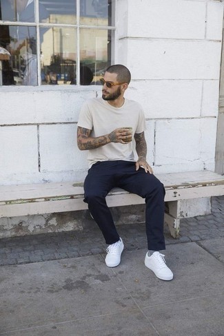 Hellbeige T-Shirt mit einem Rundhalsausschnitt kombinieren – 733+ Herren Outfits