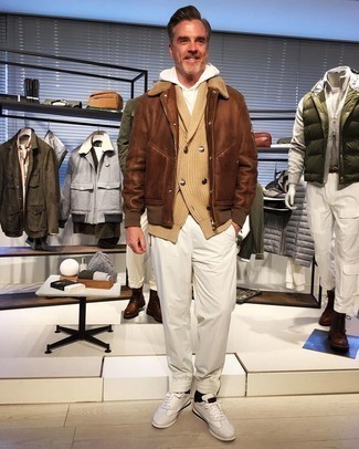 Hellbeige zweireihige Strickjacke kombinieren – 6 Herren Outfits