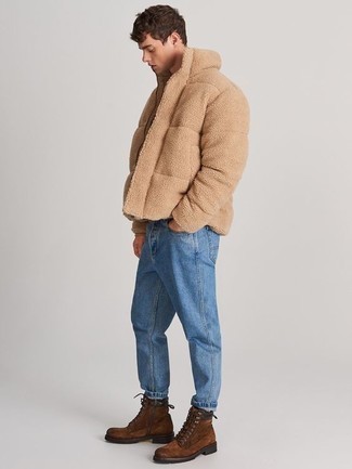 Beige Fleece-Bomberjacke kombinieren – 24 Herren Outfits: Tragen Sie eine beige Fleece-Bomberjacke und blauen Jeans für ein sonntägliches Mittagessen mit Freunden. Fügen Sie eine braune Wildlederfreizeitstiefel für ein unmittelbares Style-Upgrade zu Ihrem Look hinzu.
