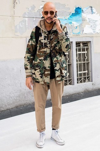 Hellbeige Fleece-Pullover mit einem Kapuze kombinieren – 27 Herren Outfits