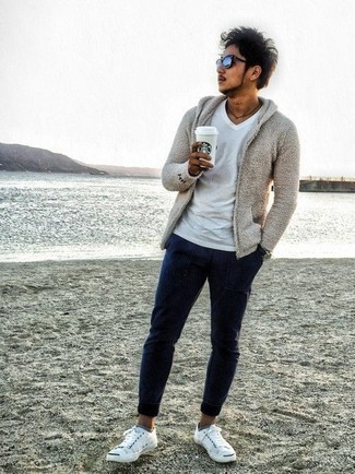 Hellbeige Fleece-Pullover mit einem Kapuze kombinieren – 27 Herren Outfits