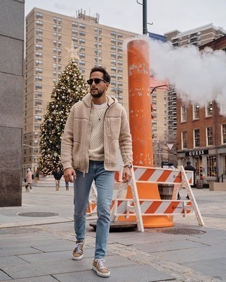 Hellbeige Fleece-Pullover mit einem Kapuze kombinieren – 27 Herren Outfits