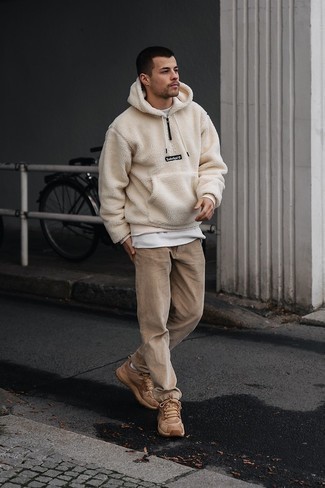 Hellbeige Fleece-Pullover mit einem Kapuze kombinieren – 27 Herren Outfits