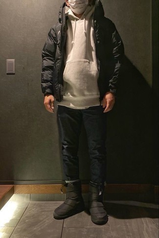 Wie hellbeige Pullover mit einem Kapuze mit schwarzer Daunenjacke zu kombinieren – 4 Herren Outfits