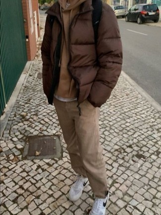 Welche Daunenjacken mit hellbeige Pullovers mit einem Kapuze zu tragen – 15 Herren Outfits