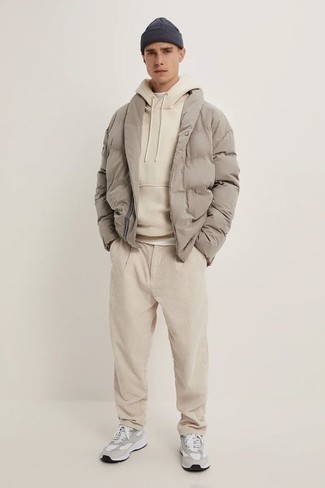 Welche Daunenjacken mit hellbeige Pullovers mit einem Kapuze zu tragen – 15 Herren Outfits
