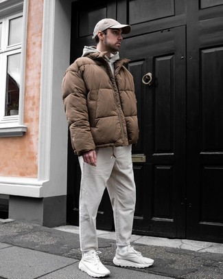 Welche Daunenjacken mit hellbeige Pullovers mit einem Kapuze zu tragen – 15 Herren Outfits