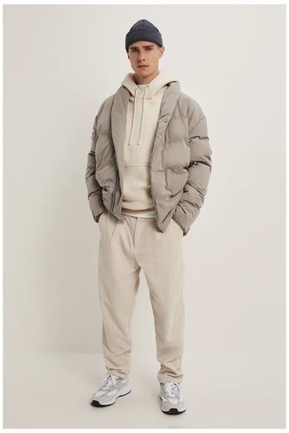Welche Daunenjacken mit hellbeige Pullovers mit einem Kapuze zu tragen – 15 Herren Outfits
