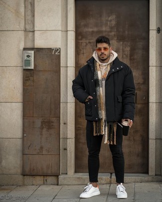 Welche Daunenjacken mit hellbeige Pullovers mit einem Kapuze zu tragen – 15 Herren Outfits