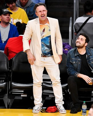 40 Jährige: Welche Sakkos mit hellbeige Jeans zu tragen – 5 Herren Outfits