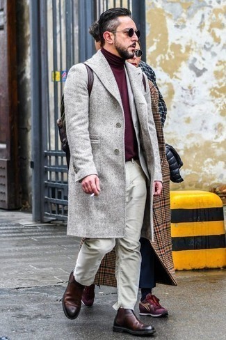 Wie hellbeige Jeans mit dunkelroter Chelsea Boots aus Leder zu kombinieren – 2 Herren Outfits