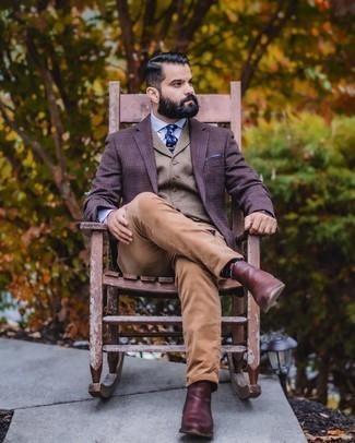 Wie hellbeige Jeans mit dunkelroter Chelsea Boots aus Leder zu kombinieren – 2 Herren Outfits
