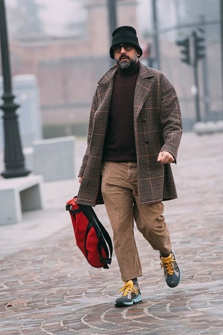 40 Jährige: Hellbeige Jeans kombinieren – 2 Herren Outfits kalt Wetter