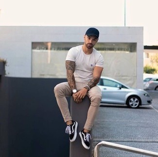 Hellbeige Jeans kombinieren – 8 Lässige Herren Outfits heiß Wetter