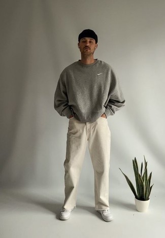 Wie hellbeige Jeans mit weißer und schwarzer Leder niedriger Sneakers zu kombinieren – 66 Herren Outfits