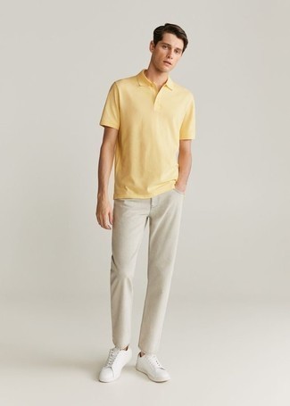 Wie hellbeige Jeans mit weißer und schwarzer Leder niedriger Sneakers zu kombinieren – 66 Herren Outfits